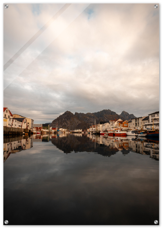 Veggbilde på pleksiglass av Henningsvær, Lofoten.